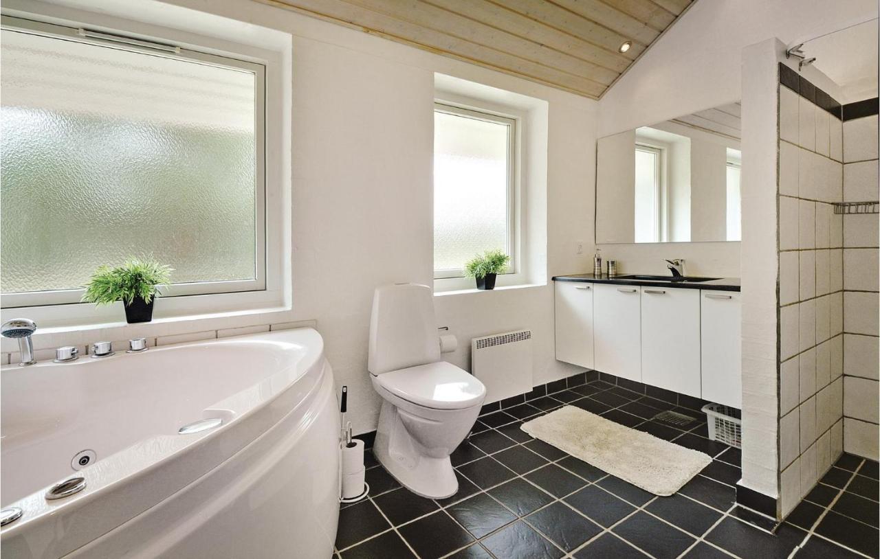 7 Bedroom Stunning Home In Herning Kolkaer Экстерьер фото